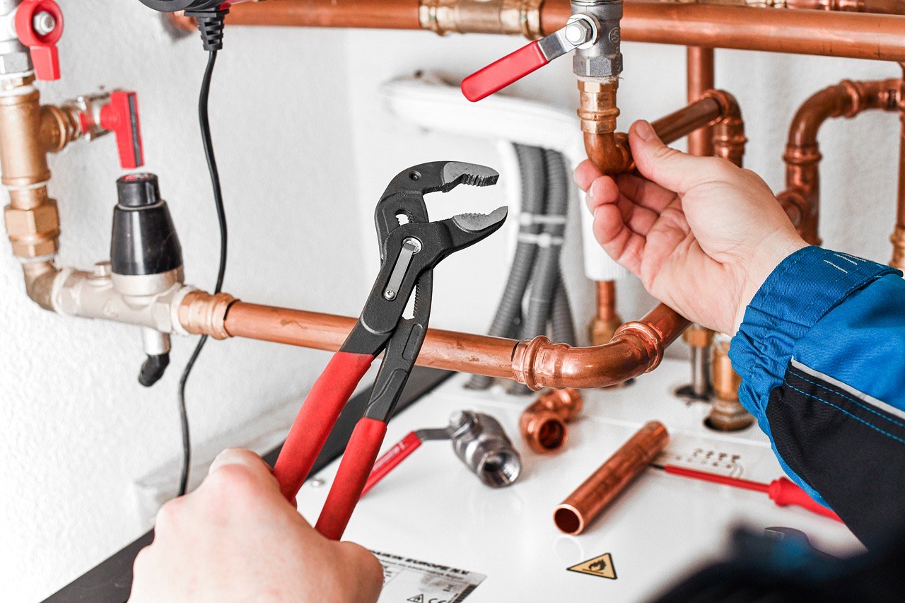 Leak Detection plumber carrying out leak detection and pipe repair in London