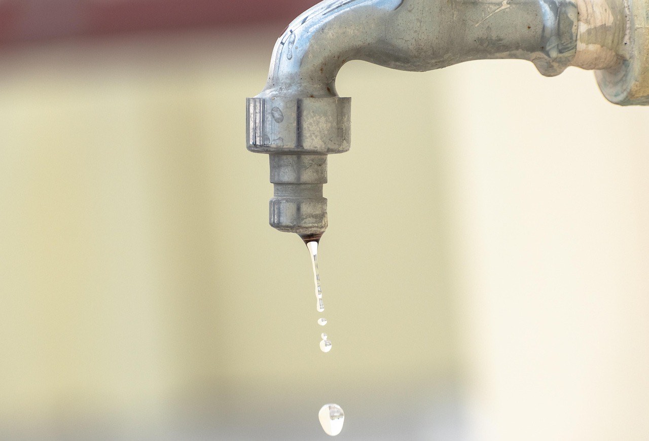 Tap Repairs plumber carrying out dripping tap repair in London